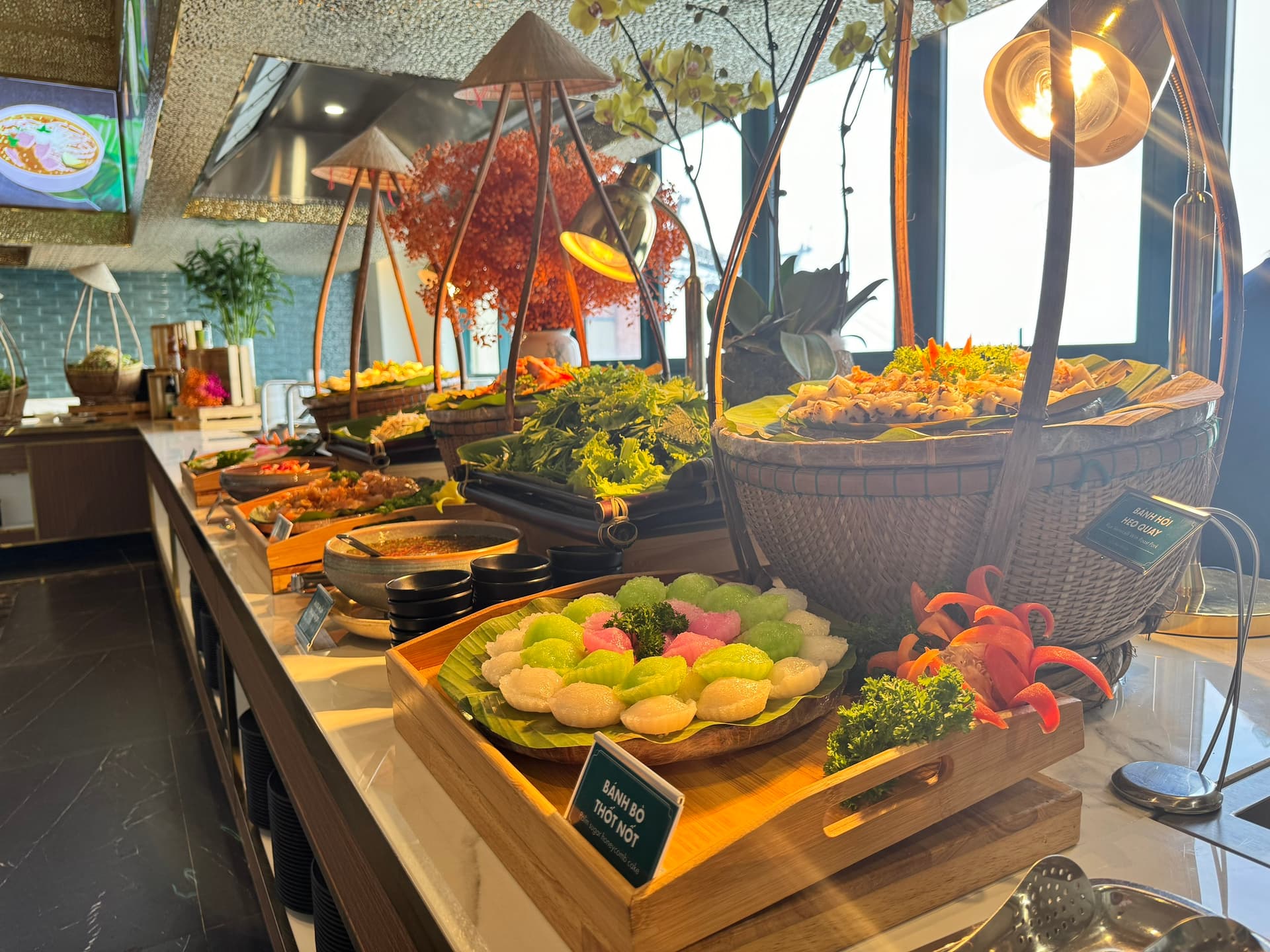 Hình ảnh Vé Buffet Trưa Năm Châu Đỉnh Vân Sơn (khung giờ 12:00-15:00)